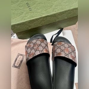 Gucci berry print slide size 7